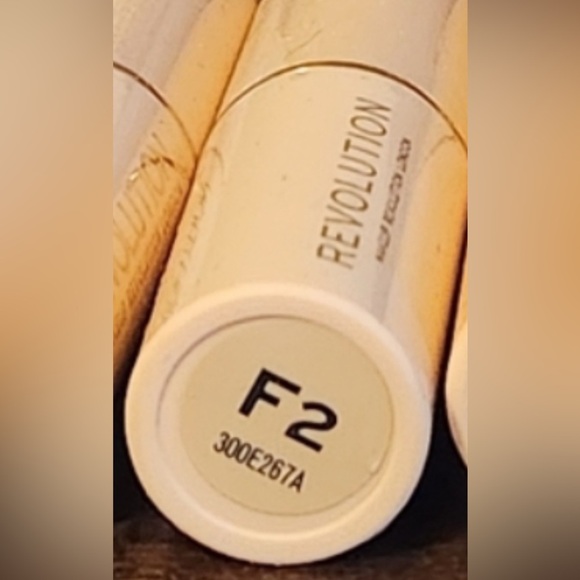 F2 | Revolution Fast Base Stick Foundation - Full Coverage - Picture 6 of 6